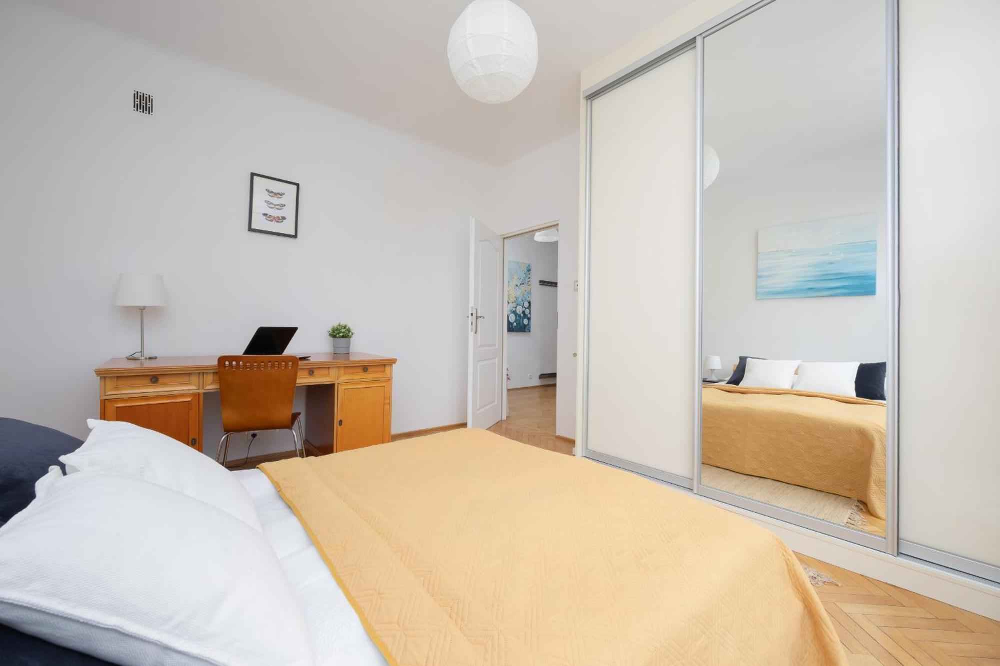 Charming Family With Balcony In Praga Polnoc District By Renters Apartament